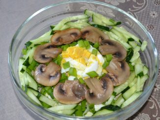 Салат с жареными шампиньонами