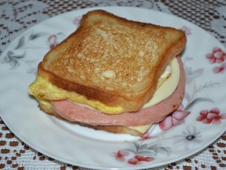 Сэндвич с яйцом, сыром и колбасой