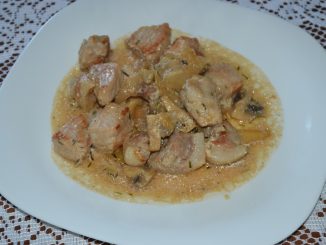 Жареная свинина с шампиньонами и луком