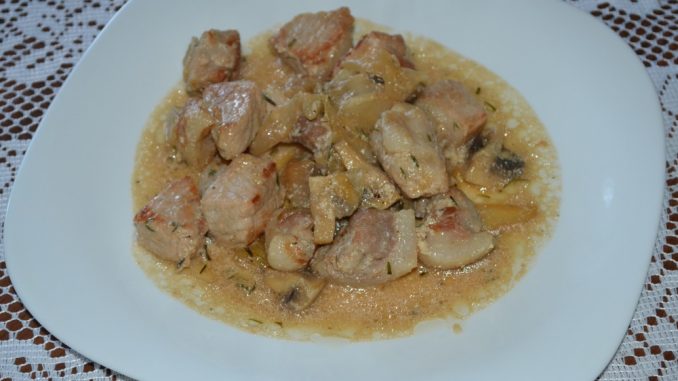 Жареная свинина с шампиньонами и луком