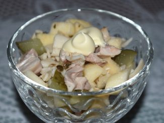Салат с кальмарами и курицей