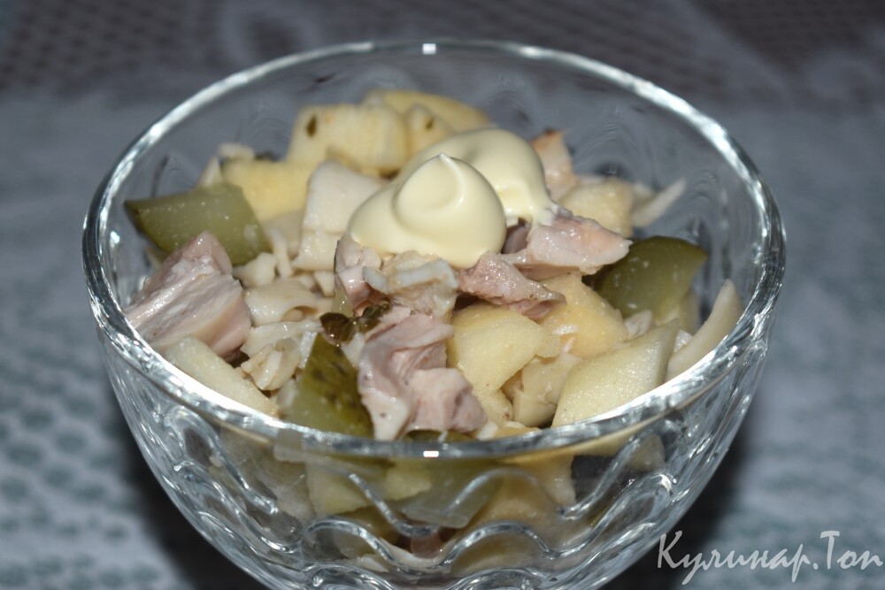 Салат с кальмарами и курицей