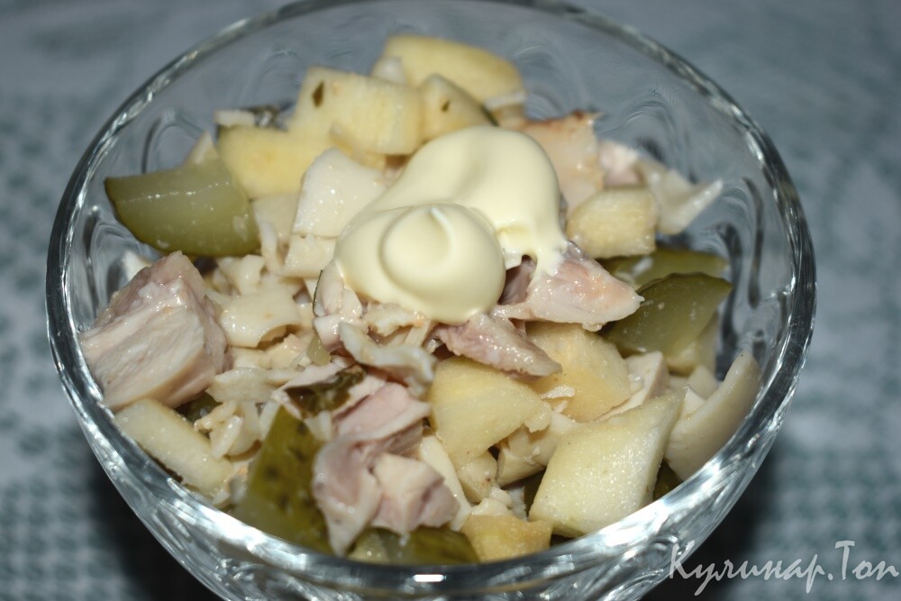 Салат с кальмарами и курицей