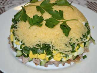 Слоеный салат с курицей