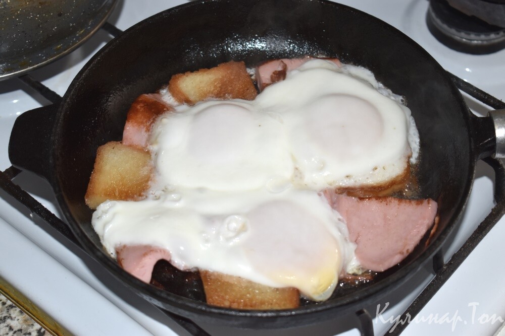 Яичница с колбасой и гренками