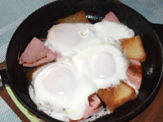 Яичница с колбасой и гренками