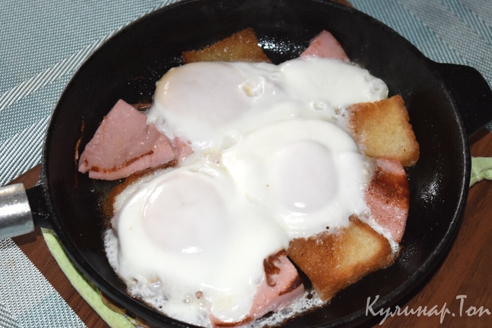 Яичница с колбасой и гренками