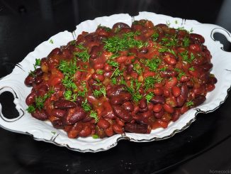 Горячее лобио из красной фасоли