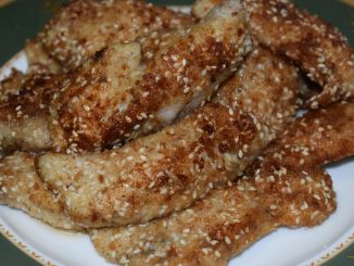 Куриные грудки в панировке из сухарей и кунжута