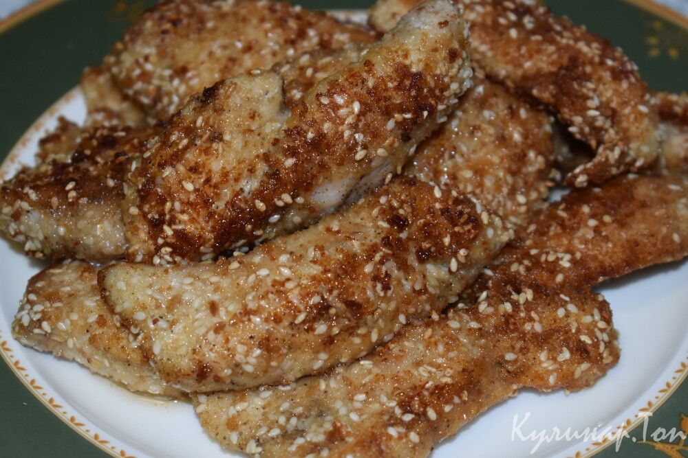 Куриные грудки в панировке из сухарей и кунжута