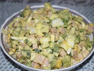 Салат с ветчиной, огурцом и авокадо
