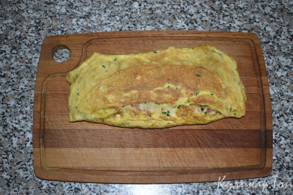 Яичный рулет с колбасой и сыром