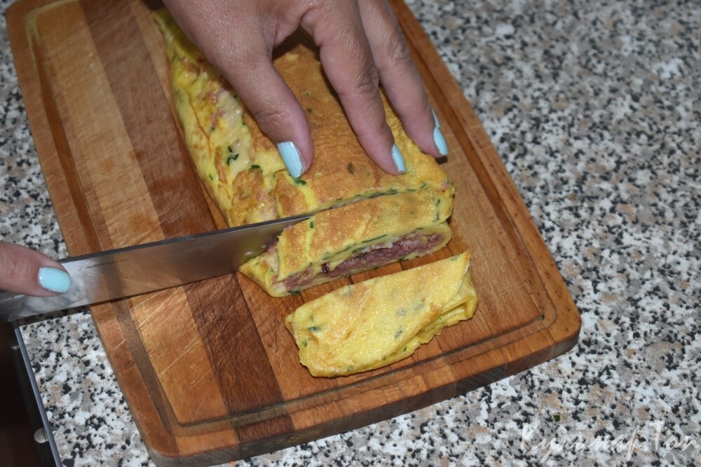 Яичный рулет с колбасой и сыром