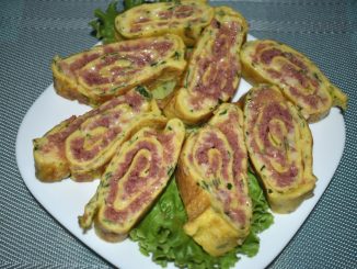 Яичный рулет с колбасой и сыром
