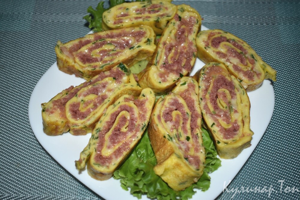 Яичный рулет с колбасой и сыром