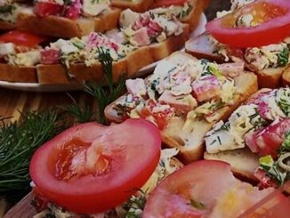 Бутерброды с крабовыми палочками, колбасой, сыром и овощами
