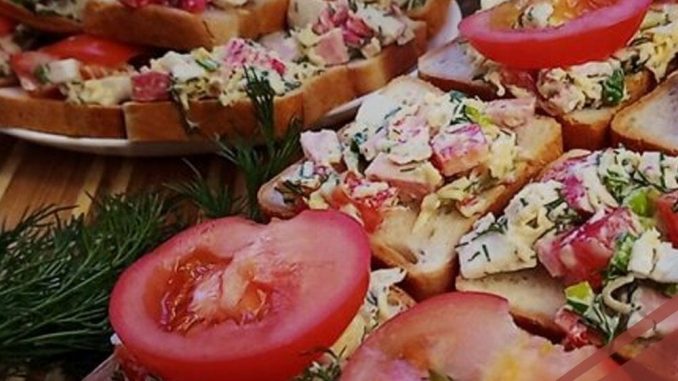 Бутерброды с крабовыми палочками, колбасой, сыром и овощами Бутерброды с крабовыми палочками, колбасой, сыром и овощами