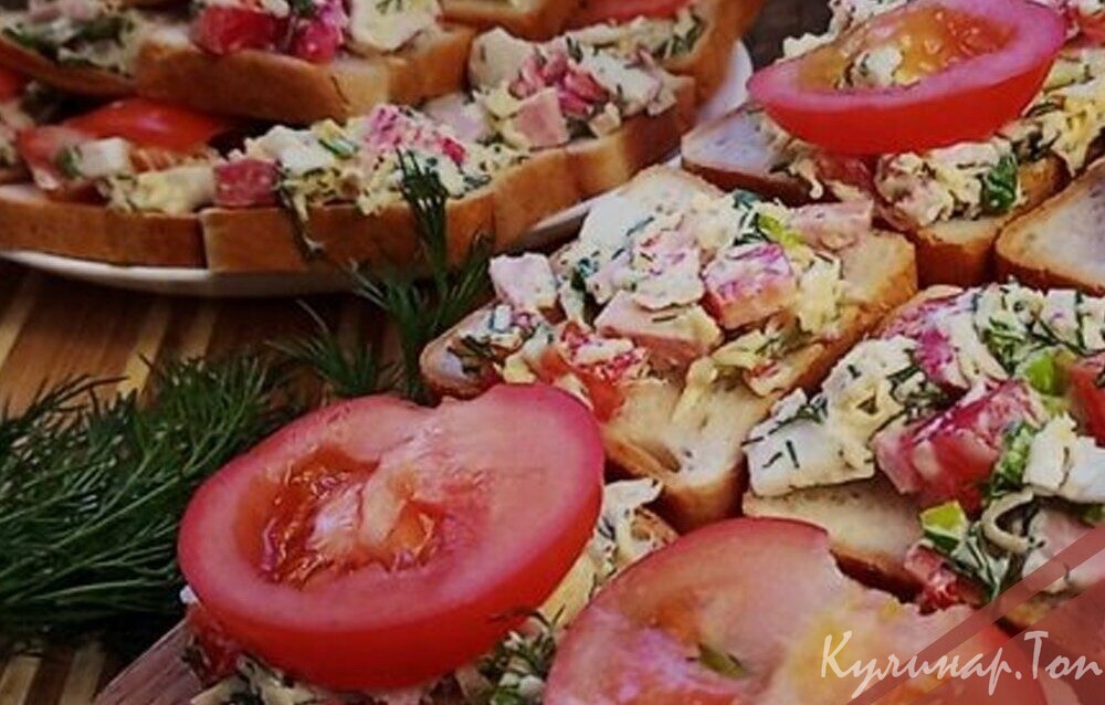 Бутерброды с крабовыми палочками, колбасой, сыром и овощами