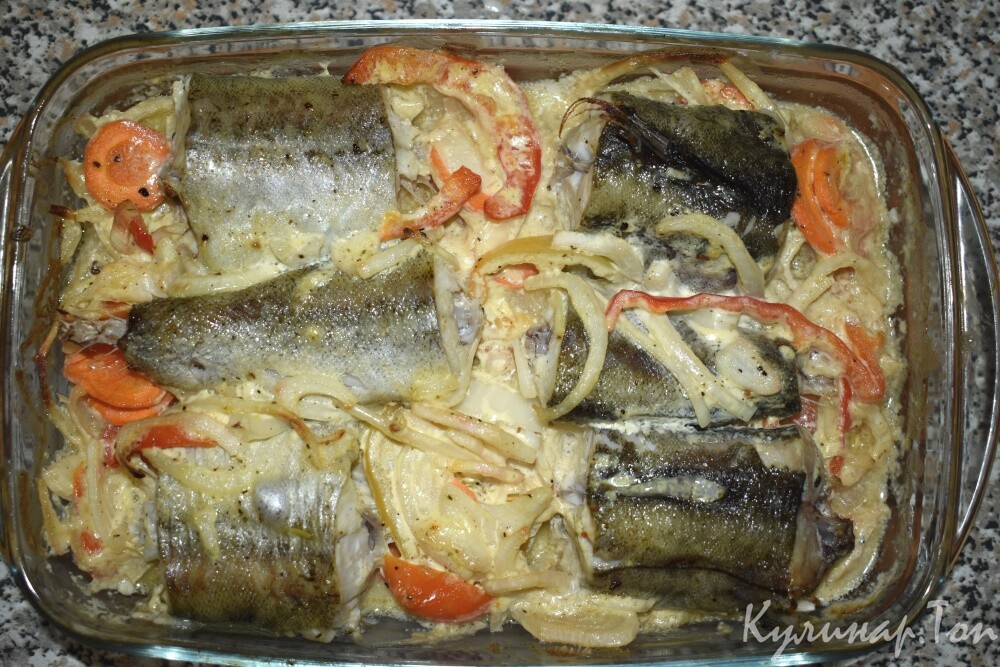 Минтай с овощами в духовке