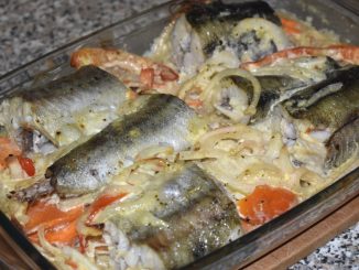 Минтай с овощами в духовке