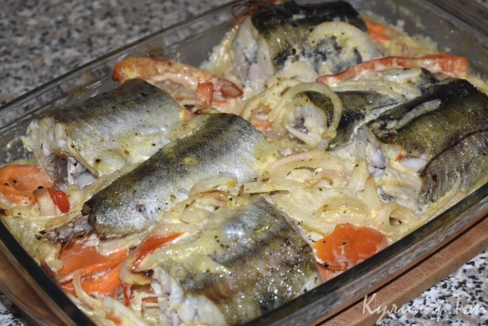 Минтай с овощами в духовке