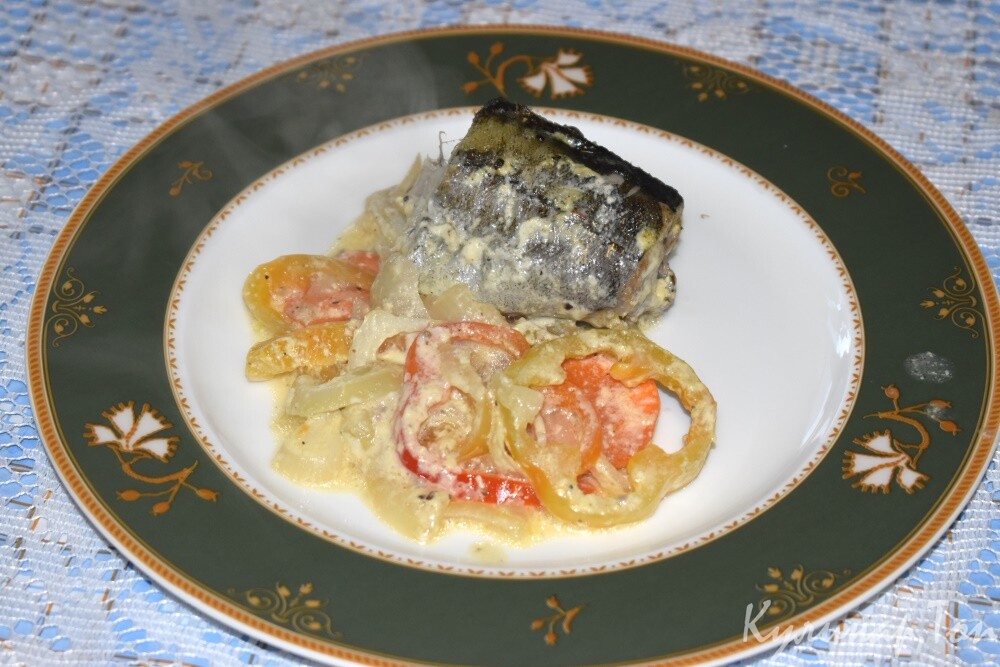 Минтай с овощами в духовке