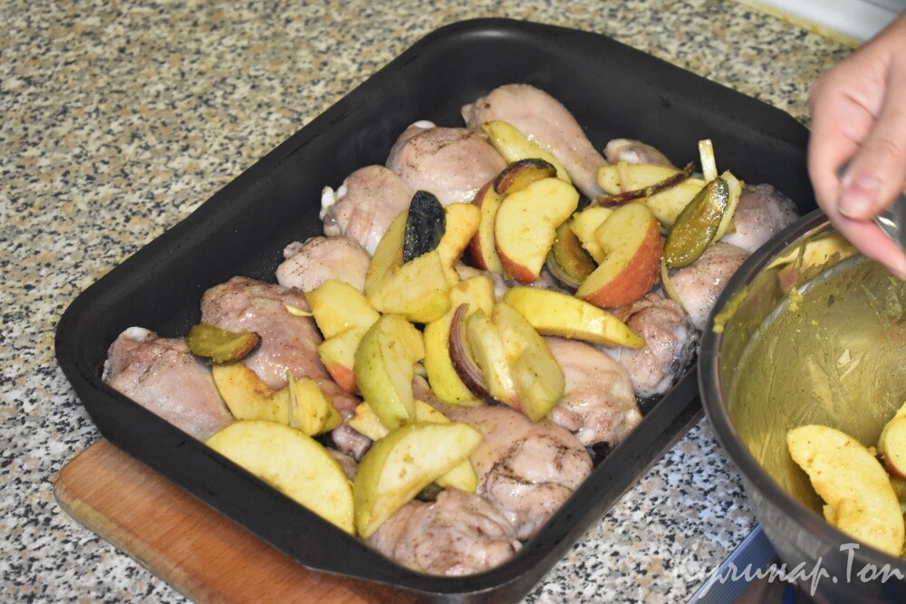 Курица, запеченная с фруктами и карри