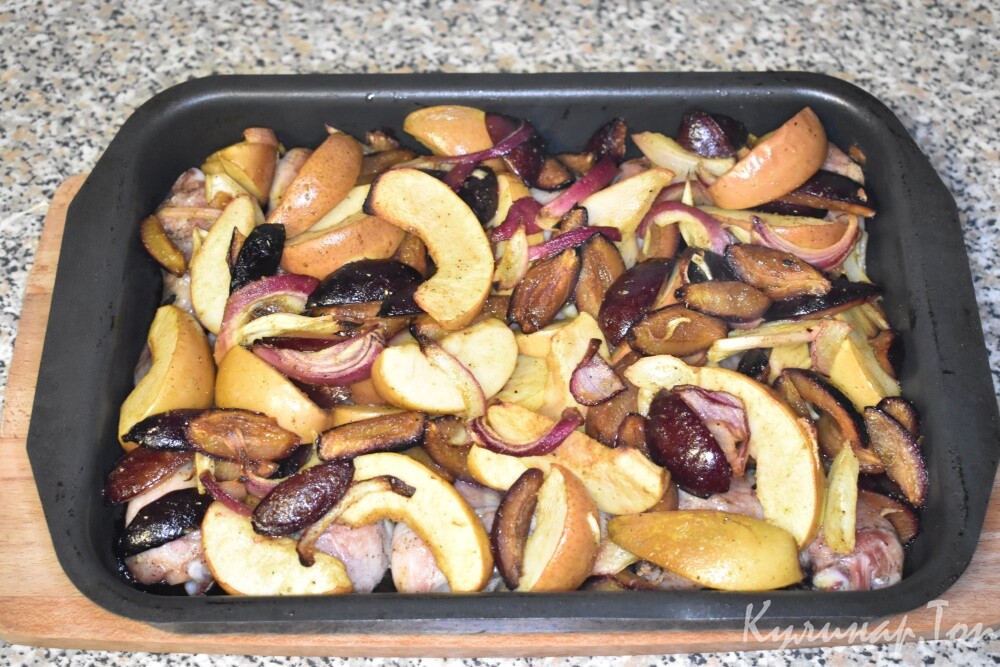 Курица, запеченная с фруктами и карри