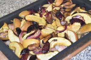 Курица, запеченная с фруктами и карри