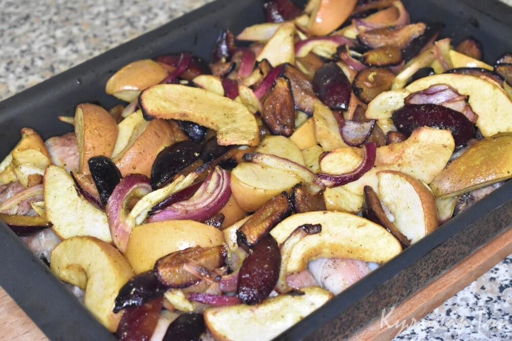 Курица, запеченная с фруктами и карри