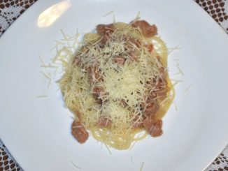 Спагетти с тунцом, луком и помидорами