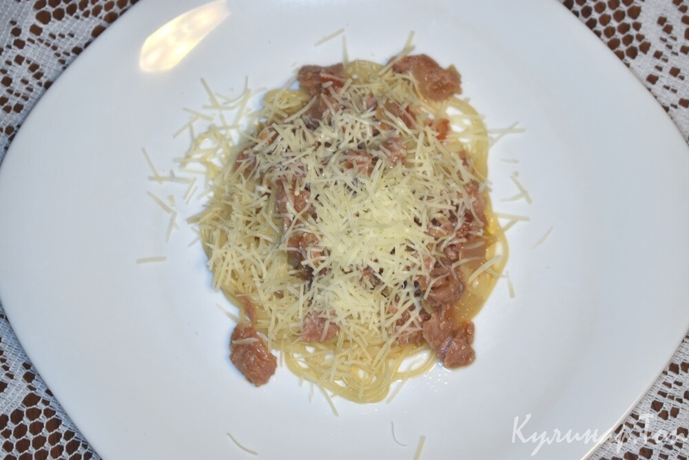 Спагетти с тунцом, луком и помидорами