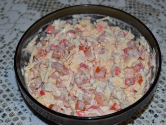 Крабовый салат с помидорами и сыром Красное море