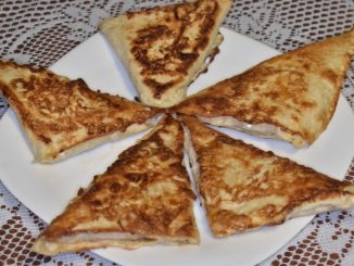 Треугольники из лаваша с колбасой, сыром и помидором
