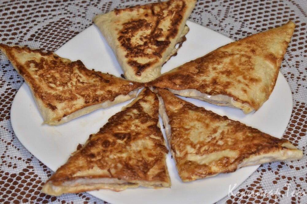 Треугольники из лаваша с колбасой, сыром и помидором