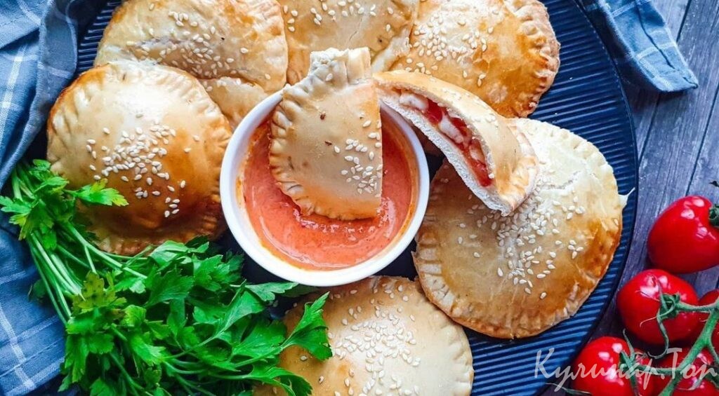 Пирожки-бомбочки с сыром и помидорами