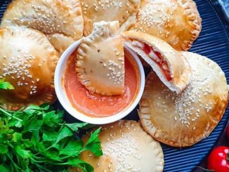 Пирожки-бомбочки с сыром и помидорами