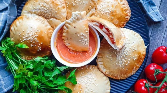 Пирожки-бомбочки с сыром и помидорами Пирожки-бомбочки с сыром и помидорами