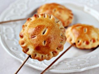 Пирожки на палочке с яблоками
