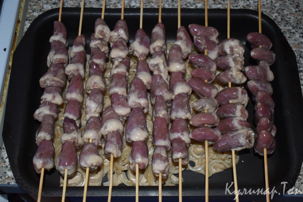 Шашлычки из куриных сердечек в духовке