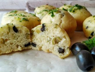 Закусочные дрожжевые булочки с оливками, зеленью и чесноком