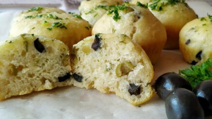 Закусочные дрожжевые булочки с оливками, зеленью и чесноком Закусочные дрожжевые булочки с оливками, зеленью и чесноком