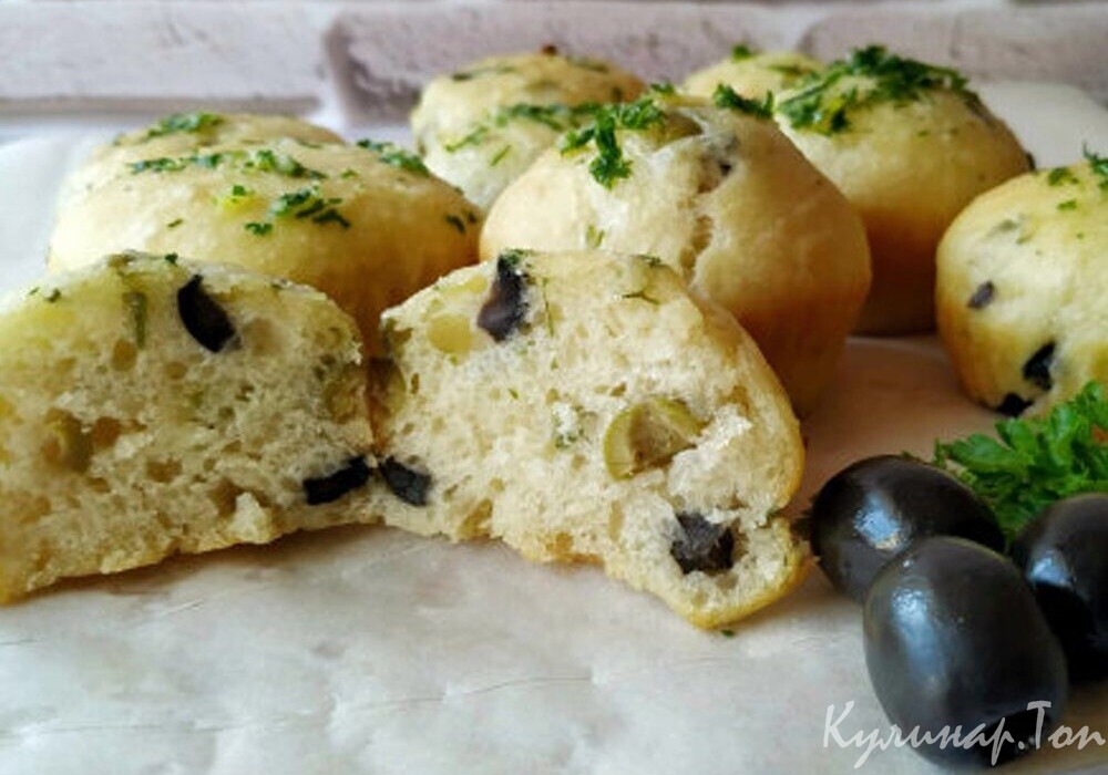 Закусочные дрожжевые булочки с оливками, зеленью и чесноком