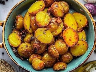 Хрустящий запечённый картофель с травами и чесноком