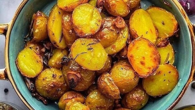 Хрустящий запечённый картофель с травами и чесноком Хрустящий запечённый картофель с травами и чесноком