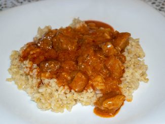 Гуляш из свинины с подливкой