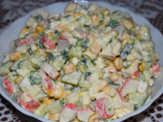 Салат с крабовыми палочками и зеленым луком