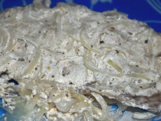 Запечённая скумбрия в йогуртовом соусе