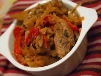 Свинина, тушенная с капустой и яблоками