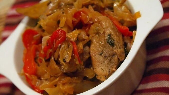Свинина, тушенная с капустой и яблоками Свинина, тушенная с капустой и яблоками